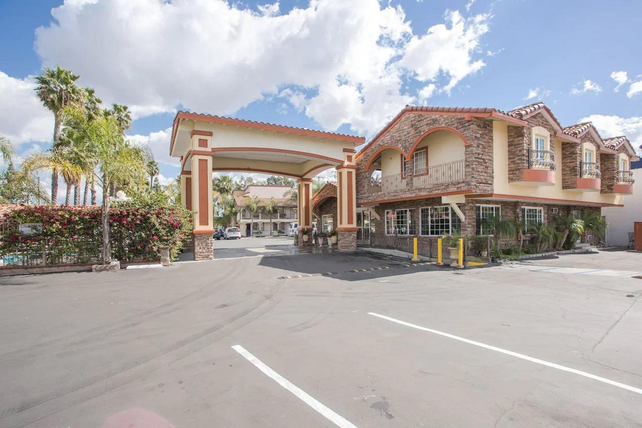 Best Inn & Suites Anaheim Exterior photo